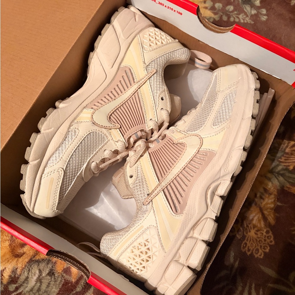 Nike Cream Vomero 5 - PRICE IS FIRM